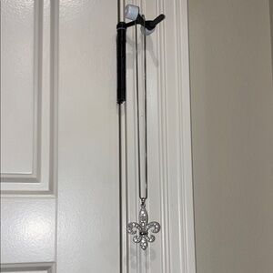 Elegant Silver Fleur-de-Lis Necklace